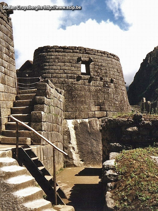 Machupicchu - Centrale toren De centrale toren van Machu Picchu. Deze immense inca stad, gelegen boven op de top van een berg en zo onzichtbaar vanuit de valleien onderaan, bestaat uit hele woonwijken, tempels, terrassen, graanschuren, aquaducten, ... Machu Picchu is ongetwijfeld een van de spectaculairste monumenten van Zuid-Amerika. Stefan Cruysberghs